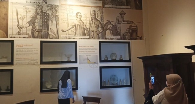 Wisatawan berkeliling di dalam gedung Museum Sejarah Jakarta. [Berita Ari FT]